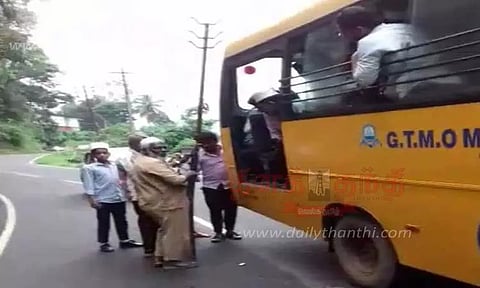 பள்ளி வேனின் அவசரகால கதவு சாலையில் விழுந்ததால் பரபரப்பு