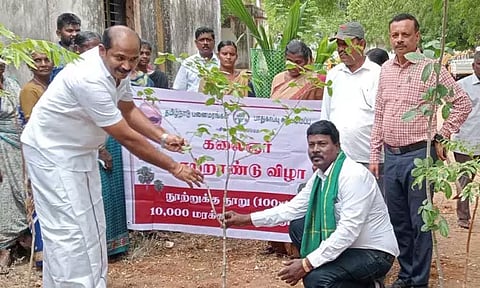 ஆழ்வார்திருநகரி யூனியன் அலுவலகத்தில்மரக்கன்று நடும் நிகழ்ச்சி