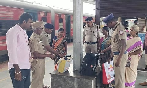 சுதந்திர தினத்தை முன்னிட்டுவிருத்தாசலம் ரெயில் நிலையத்தில் போலீசார் தீவிர சோதனை