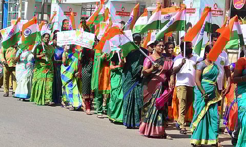 கையில் தேசியக்கொடியுடன் விழிப்புணர்வு ஊர்வலம்