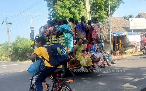 சரக்கு ஆட்டோவில் ஆபத்தான பயணம்