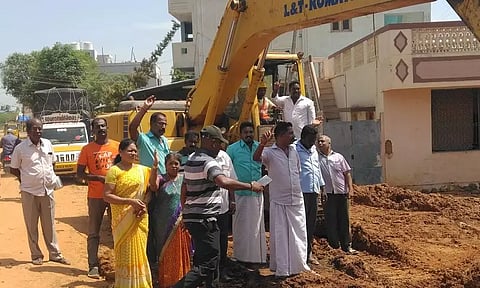 பொக்லைன் எந்திரத்தை முற்றுகையிட்டு பொதுமக்கள் போராட்டம்