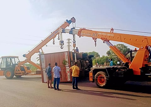 கன்டெய்னர் லாரி கவிழ்ந்து விபத்து