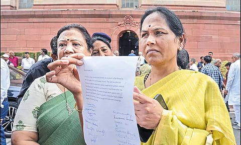 'பறக்கும் முத்தம்' : ராகுல்காந்தி மீது சபாநாயகரிடம் 20 பெண் எம்.பி.க்கள் புகார்