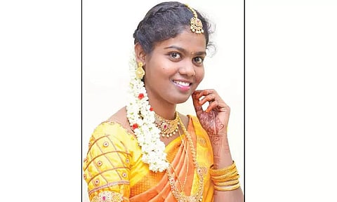 போலீஸ்காரர் வீட்டு முன் தர்ணா செய்த மனைவி தற்கொலை