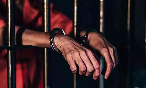 ஐகோர்ட்டு வக்கீலுக்கு அரிவாள்வெட்டு:மகனுக்கு 10 ஆண்டு சிறை தண்டனை - சென்னை கோர்ட்டு தீர்ப்பு