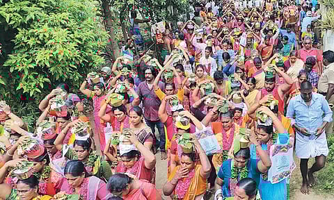 சிறுவாபுரி முருகன் கோவிலில் பக்தர்கள் பால்குட ஊர்வலம்