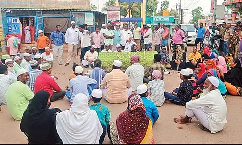 உடலை அடக்கம் செய்ய இடம் இல்லாததால் பொதுமக்கள் சாலை மறியல்