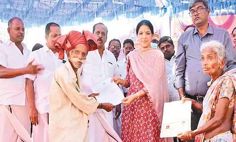 உத்திரமேரூர் அருகே மக்கள் தொடர்பு திட்ட முகாம்