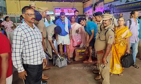 சுதந்திர தின விழா: நாகை ரெயில் நிலையத்தில் போலீசார் தீவிர சோதனை