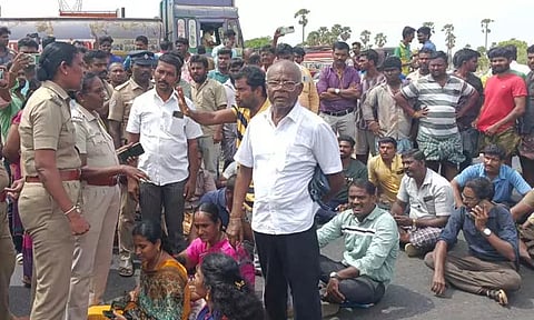 தூத்துக்குடி அருகே பரபரப்பு:தனியார் பள்ளிமாணவர்களின்பெற்றோர் திடீர் சாலைமறியல்