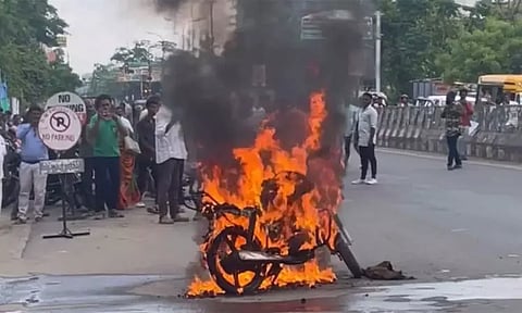 'என்னையே நீ கீழ தள்ளி விட்டுட்டியா..?' ஆத்திரத்தில் பைக்கை பெட்ரோல் ஊற்றி எரித்த போதை ஆசாமியால் பரபரப்பு