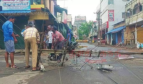 மரக்கிளை முறிந்து விழுந்தது; மின்கம்பங்கள் சாய்ந்தன