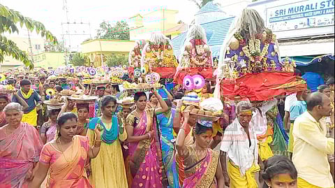 லளிகத்தில்குறிஞ்சி மாரியம்மன் கோவில் திருவிழாமாவிளக்கு எடுத்து பக்தர்கள் வழிபாடு