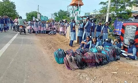 பள்ளி நேரங்களில் கூடுதல் பஸ்கள் இயக்க வேண்டும்