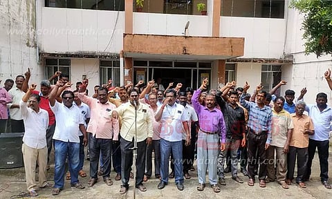 மின்துறை ஊழியர்கள் பணியை புறக்கணித்து போராட்டம்