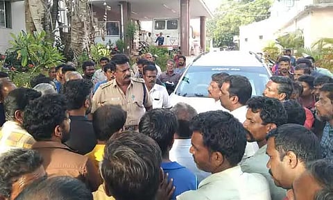 உடலை வாங்க மறுத்து உறவினர்கள் போராட்டம்