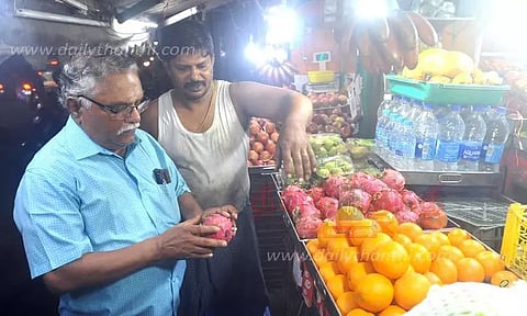 பழக்கடையில் உணவு பாதுகாப்பு அதிகாரி திடீர் ஆய்வு