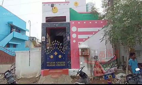 காரைக்குடியில் பரபரப்பு: அ.தி.மு.க. பிரமுகர் வீட்டில் பெட்ரோல் குண்டுவீச்சு தப்பிய கும்பலுக்கு வலைவீச்சு