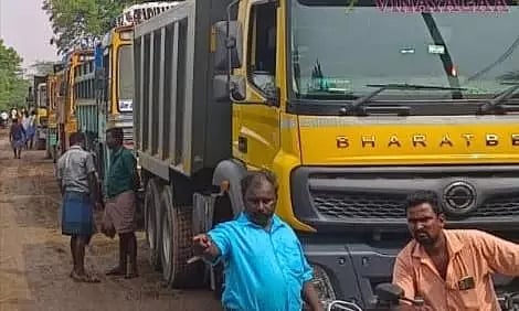 மணல் லாரிகளால் ஏற்படும் விபத்தை தடுக்கக்கோரி பொதுமக்கள் மறியல்