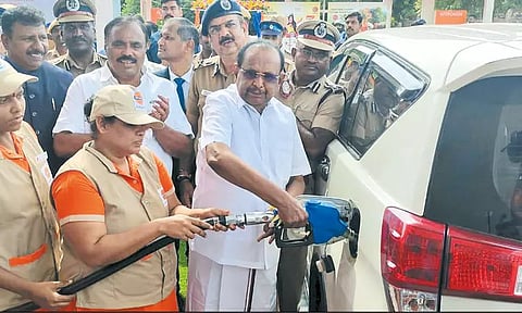 பெண் கைதிகள் நடத்தும் பெட்ரோல் நிலையம் அமைச்சர் திறந்து வைத்தார்
