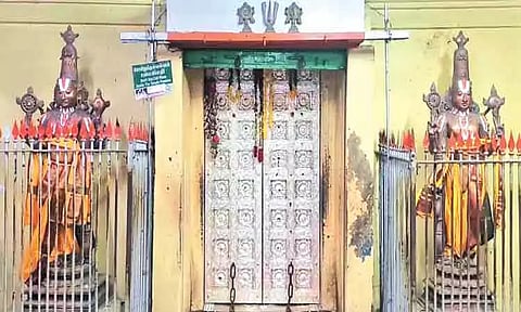 காஞ்சீபுரம் வரதராஜ பெருமாள் அர்த்த மண்டபத்துக்கு வெள்ளிக்கதவு காணிக்கை