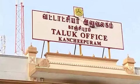 கையகப்படுத்திய நிலத்திற்கான இழப்பீட்டுக்காக வட்டாட்சியர் அலுவலகத்தை ஜப்தி செய்ய வந்த கோர்ட்டு ஊழியர்கள்