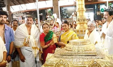 குருவாயூரப்பனுக்கு ரூ.14 லட்சம் மதிப்புள்ள தங்க கிரீடத்தை காணிக்கையாக வழங்கிய துர்கா ஸ்டாலின்..!