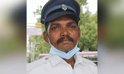 நிற்காமல் சென்றதை தடுத்தபோது போலீஸ் ஏட்டுவை மோட்டார் சைக்கிள் மக்கார்டில் வைத்தபடி ஓட்டி சென்ற வாலிபர்கள்