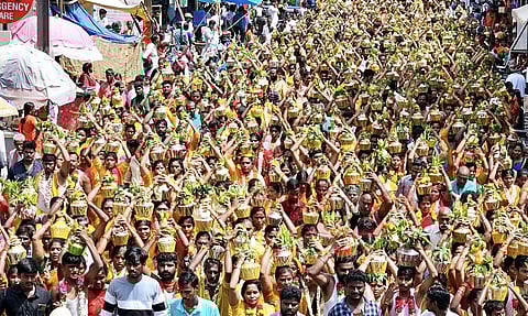 கோவில்களுக்கு பால்குடம் எடுத்து பக்தர்கள் நேர்த்திக்கடன்