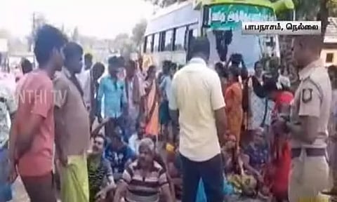 ஆடி அமாவாசையையொட்டி சொரிமுத்து அய்யனார் கோவிலுக்கு படையெடுத்த பக்தர்கள் - போலீசார் தடுத்து நிறுத்தியதால் வாக்குவாதம்