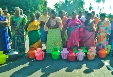 பவானிசாகர் அருகே குடிநீர் வினியோகிக்க கோரி பொதுமக்கள் சாலை மறியல்