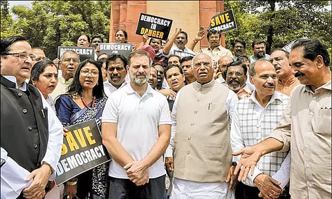 அவை நடவடிக்கைகளை புறக்கணித்து: நாடாளுமன்ற வளாகத்தில் எதிர்க்கட்சி எம்.பி.க்கள் போராட்டம்