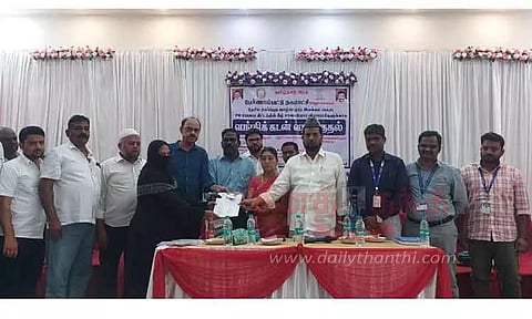 நடைபாதை வியாபாரிகளுக்கு ரூ.21 லட்சத்து 70 ஆயிரம் கடனுதவி