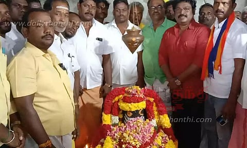 ராஜேந்திர சோழன் நினைவிடத்தில் இயக்குனர் கவுதமன் மலர் தூவி மரியாதை