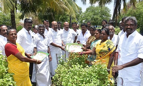 அ.தி.மு.க. சார்பில் விவசாயிகள், பெண்களுக்கு மாநாட்டு அழைப்பிதழ்- ராஜன் செல்லப்பா எம்.எல்.ஏ. வழங்கினார்