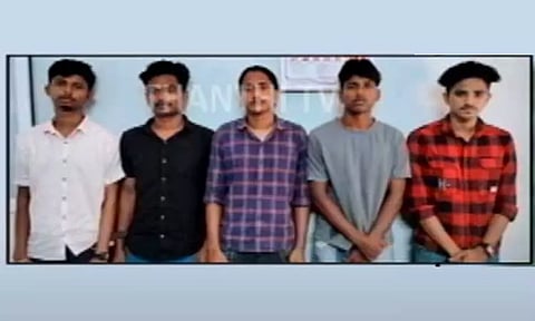 பிரபலமடைய ஆசைப்பட்டு காவல் நிலையத்திற்கு வெடிகுண்டு வைத்து தகர்ப்பதுபோல ரீல்ஸ் போட்ட இளைஞர்கள் கைது