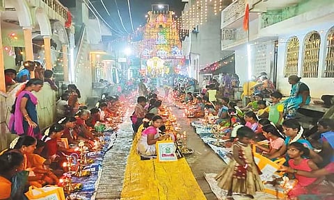 காமாட்சியம்மன் கோவிலில் 1008 விளக்கு பூஜை