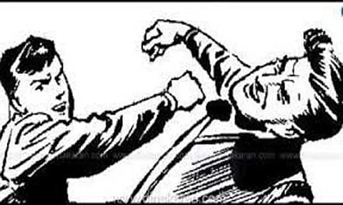 தட்டார்மடம் அருகே தொழிலாளி மீது தாக்குதல்உறவினர் சிக்கினார்