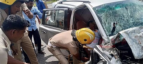 பர்கூர் அருகேகன்டெய்னர் லாரி மீது கார் மோதியது6 பேர் படுகாயம்