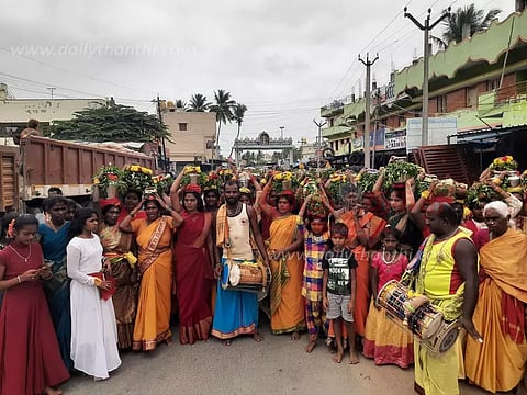 தேன்கனிக்கோட்டையில்பெண்கள் தீர்த்தக்குட ஊர்வலம்