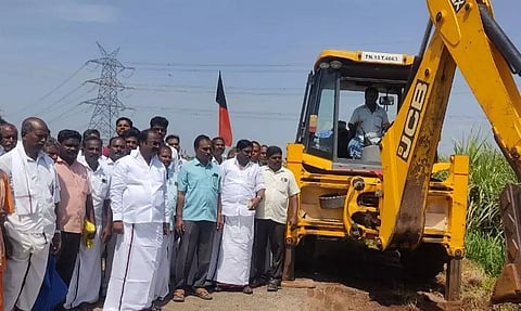 தொட்டியம் ஊராட்சியில்ரூ.1 கோடியில் சாலை அமைக்கும் பணிஉதயசூரியன் எம்.எல்.ஏ. தொடங்கி வைத்தார்