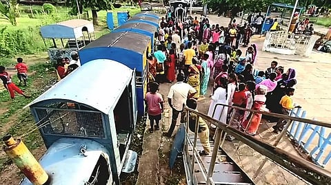 வாரவிடுமுறையையொட்டிவைகை அணை பூங்காவில் குவிந்த சுற்றுலா பயணிகள்