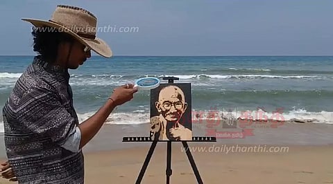 சூரிய ஒளிக்கதிர் மூலம் மகாத்மா காந்தி உருவப்படம் வரைந்த வாலிபர்