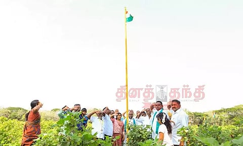 பருத்தி வயலில் பட்டொளி வீசி பறக்கும் தேசியக்கொடி