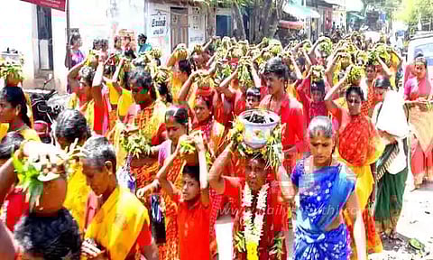 திருப்புவனத்தில் அக்னிச்சட்டி, பால்குடம் எடுத்து பக்தர்கள் நேர்த்திக்கடன்