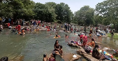 வார விடுமுறையையொட்டிஒகேனக்கல்லில் குவிந்த சுற்றுலா பயணிகள்அருவியில் குளித்தும், பரிசலில் சென்றும் மகிழ்ந்தனர்