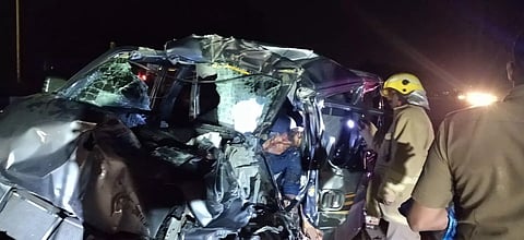 கொடைரோடு அருகே லாரி மீது கார் மோதி 2 பேர் பலி