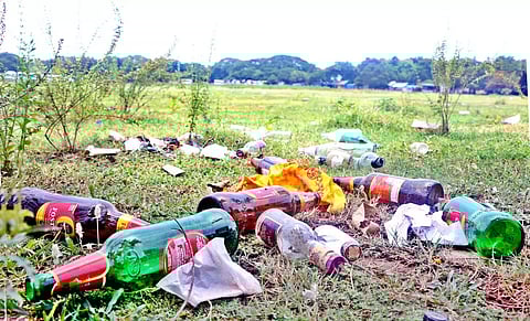 திறந்தவெளி மதுபாராக மாறி வரும் மஞ்சக்குப்பம் மைதானம்