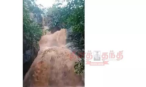 அருவிகளில் தண்ணீர் கொட்டுகிறது